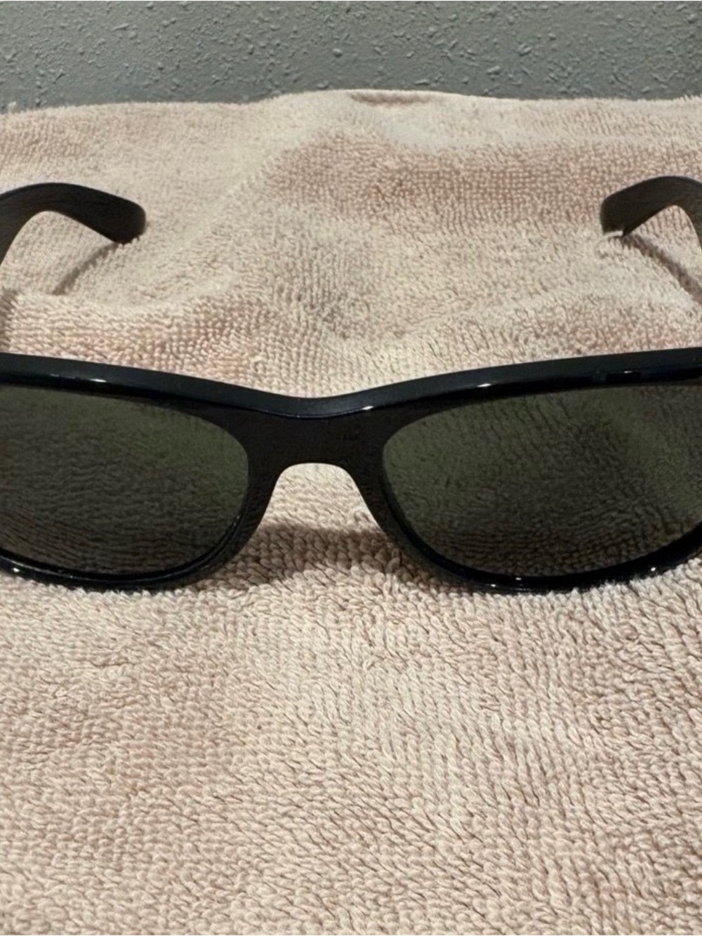 Men's Ray-Ban New Wayfarer sunglasses. Non polarized and non prescription.